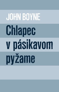 Chlapec v pásikavom pyžame